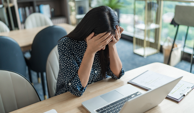 電子報示意圖， 一個女生面對電腦很痛苦
